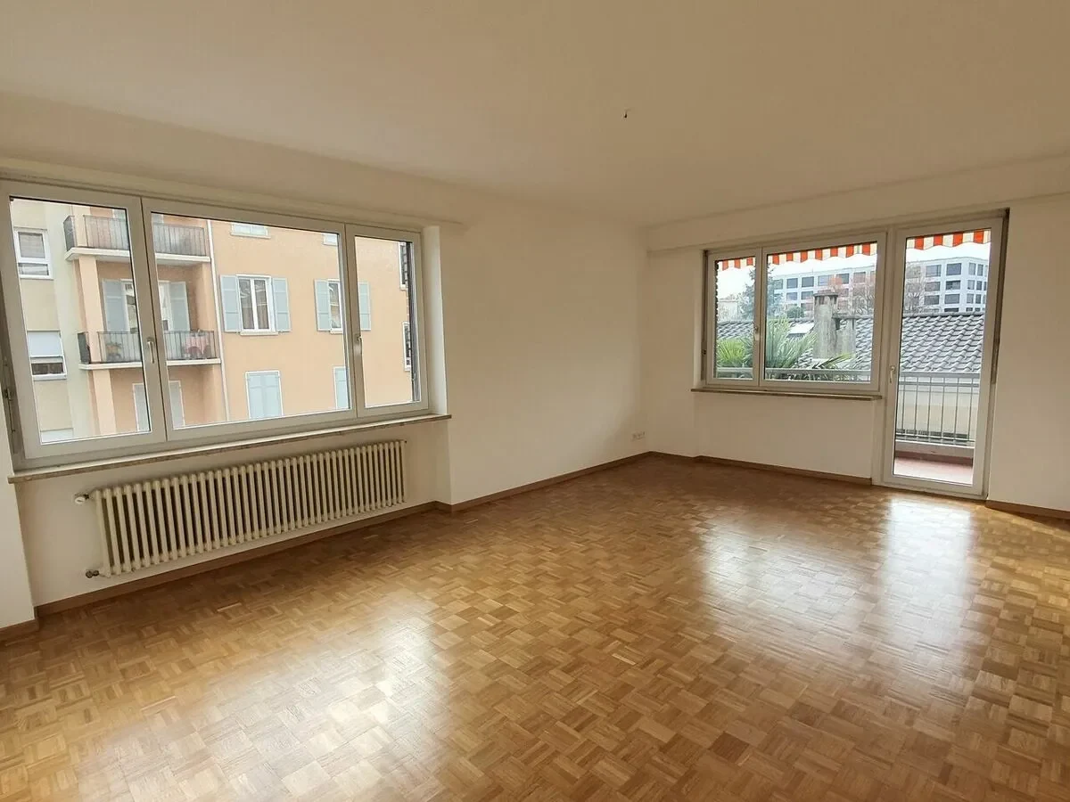 Wohnung an der Via Lavizzari 7 in Locarno: Wohnzimmer · Vorher